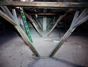 Zateplení stropu bytového domu pomocí foukané izolace